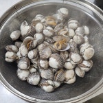 봄내음 가득한 꼬막 넣은 냉이보쌈