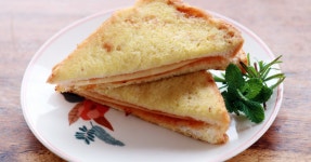 달콤한 잼이 들어있는 잼 토스트