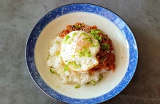 간단한데 맛은 엄청난 참치를 넣은 김치 덮밥 만들기
