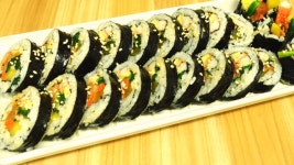 재워 놓은 돼지고기를 볶아 넣어 맛있는 제육김밥