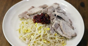 돼지고기 등심 아직 구워드세요? 콩나물 넣고 쪄 보세요.