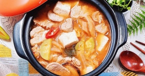 돼지고기 김치된장찌개 [고소한 돼지고기와 새콤하게 익은 묵은지 넣은 뜨끈한 국물요리!]