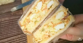 브런치 메뉴로 좋은 아삭아삭한 양배추 샐러드 샌드위치 만들기
