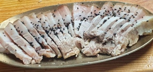 딸아이가 먹고 싶다는 굴 국밥과 돼지고기 수육