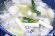 든든한 보양식 닭한마리, 닭칼국수, 양념장까지 만들어서 먹어요.