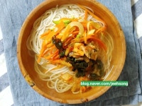 김치물국수: 뜨끈한 국물과 함께 후루룩~ 토렴이 중요해 (ft.잔치국수가별거냐)