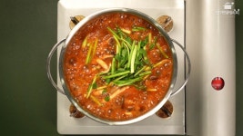 얼큰하고 칼칼한 버섯칼국수