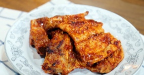 자꾸 끌리는 매운 돼지갈비 숯불에 구워 먹으면 더 맛있어요.