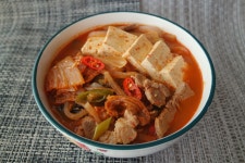 돼지고기김치찌개 / 두부김치찌개 / 담백하게 돼지목살 넣고 칼칼하고 진한 찌개