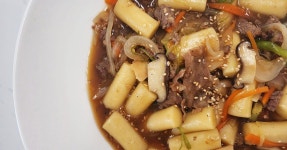 쫄깃한 밀떡을 이용한 궁중떡볶이 만드는법 ! 고소하고 단짠한 간장떡볶이 레시피 쫄깃한 밀떡을 이용한 궁중떡볶이 만드는법 ! 고소하고 단짠한... 