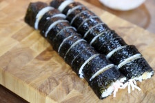 많은 속 재료 필요 없는 유부게살김밥 만들어 보세요.