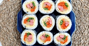 김밥 옆구리 안터지게 만드는 꿀팁 분홍소세지 묵은지김밥 황금레시피 - 도시락메뉴