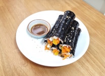 마약간장에 콕 찍어먹는 꼬마김밥 마약간장에 콕 찍어먹는 꼬마김밥 
