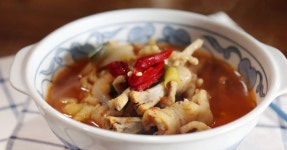 얼큰한 국물 닭발 만들어 보세요.