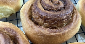 돌돌 말려있어 먹는 재미가 있는 시나몬롤빵~