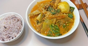 뼈해장국 국물 진한 묵은지 감자탕 끓이는 법