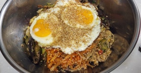 숟가락 싸움했던 추억의 맛, 양푼이 비빔밥
