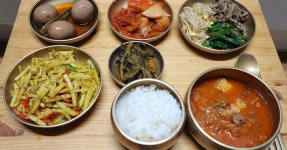 숟가락으로 퍼 먹는 색고은 강황 감자채볶음