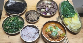 오순도순 정겨운 우리 집 휴일 밥상 (케일배추쌈/시금치나물/김치찌개/소고기채소구이)