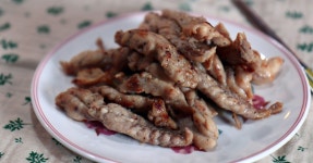 고소하고 담백한 닭목살 소금구이로 드세요.