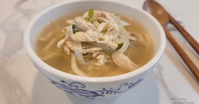 맑고 담백하게 한 그릇 닭칼국수