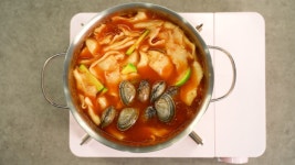 크으 소리 절로 나오는 따뜻한데 시원한(?) 얼큰낙지수제비