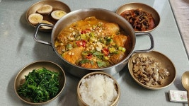 휴일 밥상(등갈비김치찜,시금치나물,멸치볶음,계란장조림)