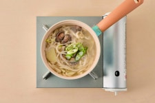 시원한 국물에 쫄깃한 면발을 후루룩, 바지락칼국수