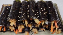 냉장고 털어 만드는 간단 꼬마김밥/밥 맛있게 비벼 아무 채소나 어묵,맛살 있으면 돼요
