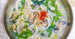 굴칼국수 ) 새해 아침 제철 굴로 만드는 시원 칼칼한 칼국수