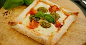 또띠아 돌돌 말아서 치즈크러스트피자 만들어보기~