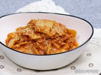 신김치를 밥도둑 밑반찬으로~김치볶음 맛있게 만드는법 볶음김치 레시피