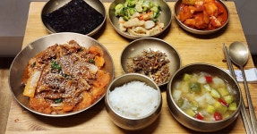 오늘은 뭘 먹지? 된장찌개와 토마토돼지불고기