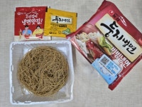농심 둥지 비빔냉면..( 폼♡ 오이둥지 비빔냉면)