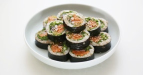 쑥갓김밥 (향긋한 쑥갓의 향과 아삭함을 즐길 수 있는 색다른 김밥)