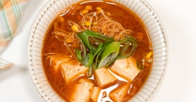 간단한 재료로 얼큰하게 끓이는 콩나물김치찌개 레시피