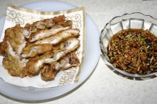 튀김 가루에 파만 넣었습니다.. 180도 기름에 넣어 줍니다.. 양념 소스는 간장과 홍초를 섞었습니다... 먹기 조을 정도로 잘라주세요... 한마리에 돈... 