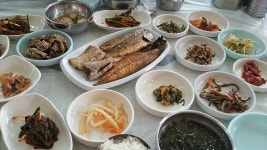 게장은 질리게 먹눈 우리인지라ㅠ.ㅠ 생선구이 선택♥ 여진식당도 뜨고... 그정도로 밑반찬이 참 맛났어용~ㅎ 오동도가려다가 ...... 아저씨테... 