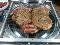 밑반찬 배달가서 앋어먹은 돼지왕갈비임둥!!!! 부러우면 지는거 아시죵?... 삼촌에게 밑반찬 배달가서 답례로 저녁을 사주시네용 왕갈비 으헝!!... 