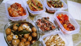 요리에 관심이 좀 있어서..; 어플보다 깔아보았어용 레시피 좀 받아쓰려구.. 오늘은 휴무라고 날 잡아서 밑반찬을 했는데, 타이밍이..ㅋ 이렇게... 