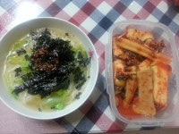 올만에 멸치육수에 잔치국수 말아서 호로록호로록~~ 얼마전 담근 총각이가 너무 잘익었네요!! 저녁먹고 신랑만나러 나가서 은행동 부래옥! 에서... 