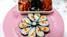 토요일 저녁은 간단한 식단 울 옆지기랑 아들이 좋아하는 충무김밥...... 간단한 재료만으로도 나를 흐뭇하게 해주는 꽃김밥 예전에 만들었던... 