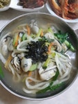 저도 오늘은 따뜻한 국물이 생각나 냉동실에 있던 굴로 칼국수를 끓여 봣네요! 얼마전 만들엇던 청무 김치가 익어 맛있게 밥까지 말아 한그릇... 