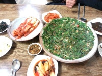 옆동언니랑 형부랑 두부전문식당 갔는데.. 순두부랑 청국장 시켜놓고 부추전 먼저 시식!!~ 밀가루 없이 어찌 이렇게 부쳣을까요??~^^ 