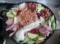 오늘은 부대찌개로 한그릇 묵었네요 비쥬얼이 영 아닌데 맛은 대끼리에요ㅋ 신랑 찬희 맛나다며 폭풍흡입을 신랑 국물에 밥까지 비비무긋음ㅋ... 