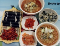 5시부터 저녁먹었네요~ 굴라면에 충무김밥‥무말랭이 오징어 매콤하게 무치고‥애들은 멸치 김 주먹밥 쫌있다가 간식 먹어야겠죠~~ㅋㅋ 다들... 