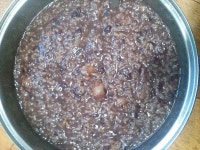 동지팥죽 쑤었어요 옹심이 넣고 끓이다가 너무 퍼진 기억이 있어서 요번엔 옹심이를 따로 삶아 넣었더니 잘됐네요 ㅎㅎ 식구가 많아서 큰솥으로... 