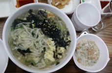 어제 퇴근후 달렸어용~~ 굴보쌈때문에 굴을 먹기시작했는데 굴~~완전 맛나요^^ 써비스로 죽과 미역국~~ 마무리는 깔끔한 굴칼국수~~ 2차는... 