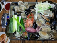 집근처에서 신랑캉 해물탕 먹고 송정바다가 한눈에 보이는 우리 단골커피셥~~~치즈브레드와 아메리카노~~~~아!날씬 흐리지만 구래두 좋네~~구래두... 