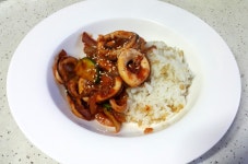 덮밥맛있게자시정 | 오늘 저녁은 넘 피곤해서... 오징어덮밥으로 간단히~~^^ 그래두, 울딸들 맛있게 먹어주니 고맙네.